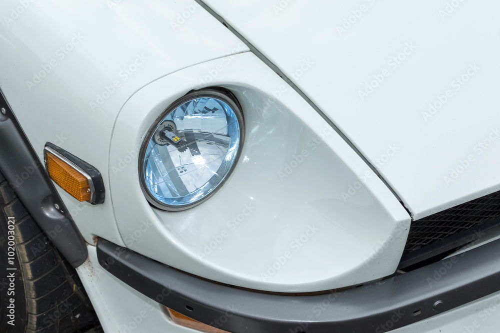 白い車のヘッドライトHeadlight of the white car