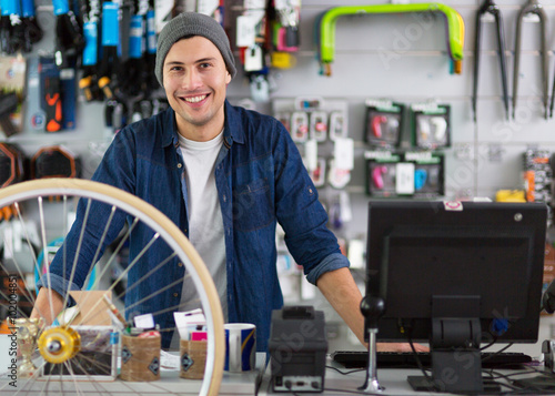 Obraz na plátně Salesman in bicycle shop