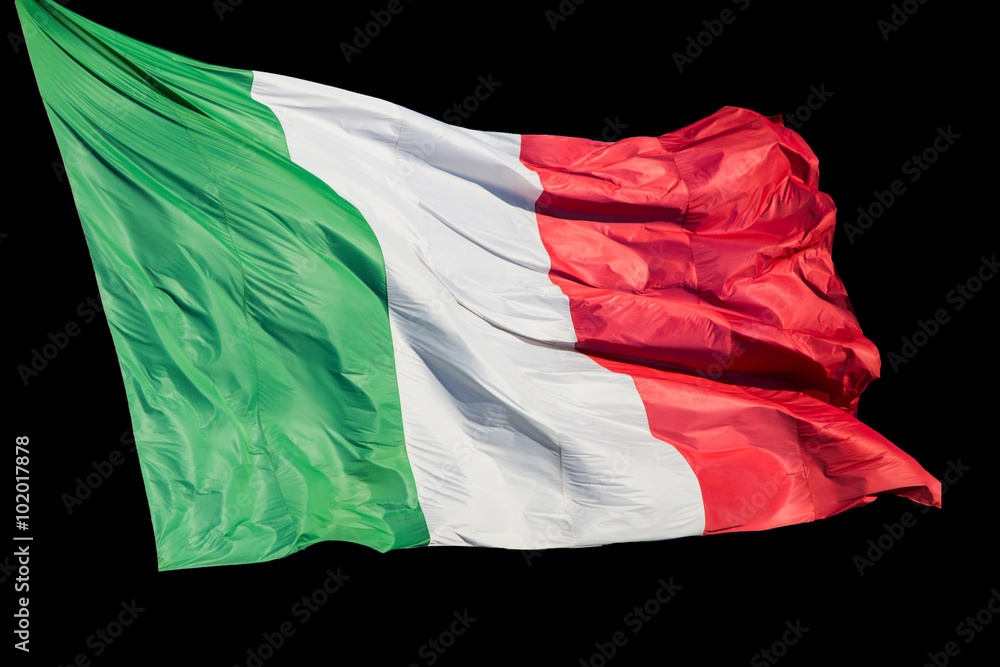 Foto Stock Bandiera italiana che sventola isolata su sfondo nero