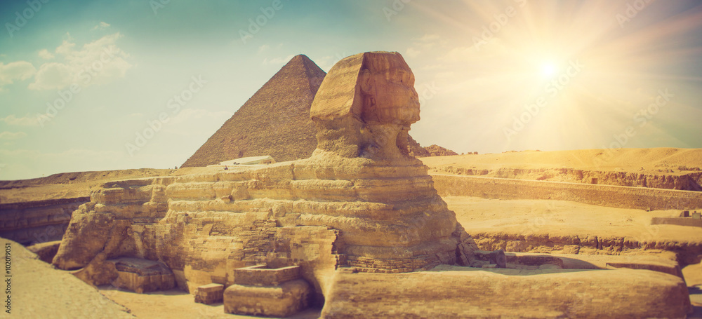 Obraz na plátně Panoramic view of the full profile of the Great Sphinx with the pyramid in the background in Giza