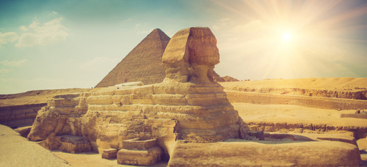 Fototapete Ägypten Panoramablick auf das Gesamtprofil der Großen Sphinx mit der Pyramide im Hintergrund in Gizeh.  © vovik_mar