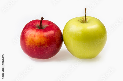 красное и желтое яблоки