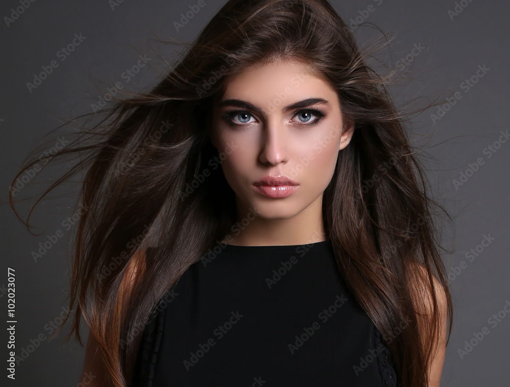 Fototapeta premium piękna, zmysłowa kobieta o ciemnych prostych włosach nosi eleganckie ubrania