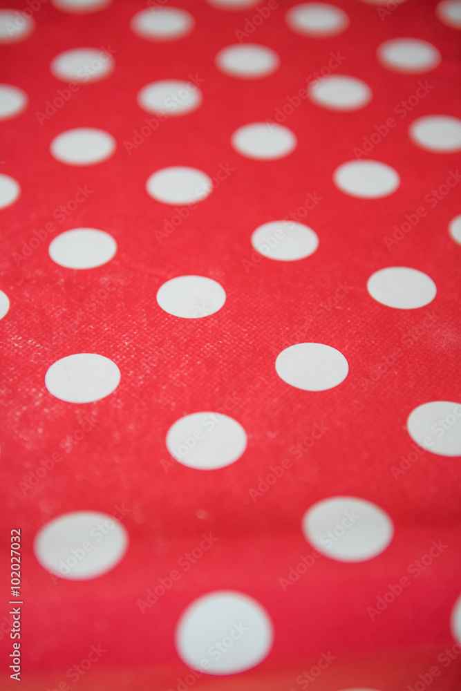 rote Tischdecke mit weißen Punkten, retro, gepunktet rote Tischdecke mit weißen Punkten, retro, gepunktet