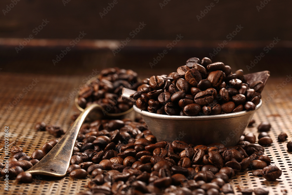 Fototapeta premium Coffee beans and dark chocolate in bowl in vintage style