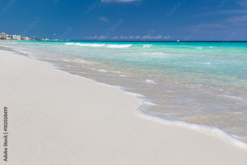 Fototapeta premium Sea waves with foam on white tropical sandy beach