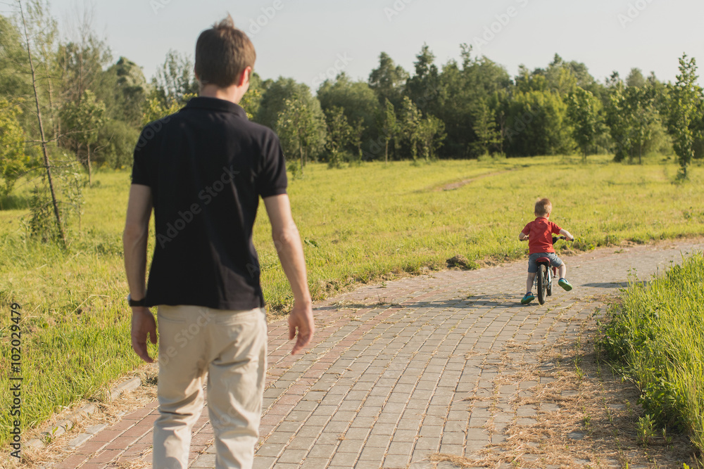 Obraz premium Dad walking with son