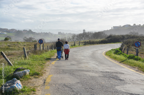 pareja caminando por una carretera photo