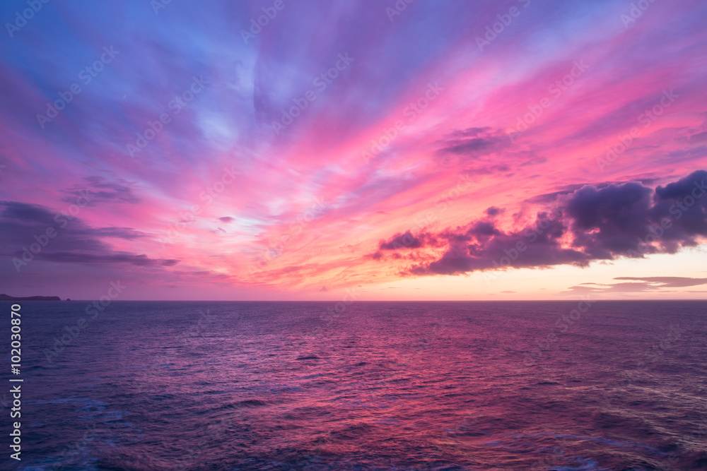 Naklejka premium Colorful sunrise over the ocean