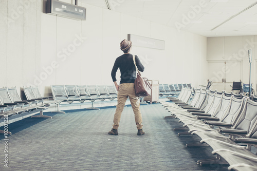 空港の待合室,旅をする男性の後ろ姿