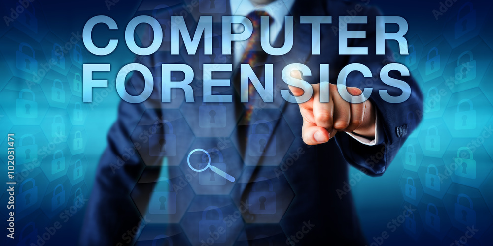 Obraz premium Forensic Expert Pressing COMPUTER FORENSICS