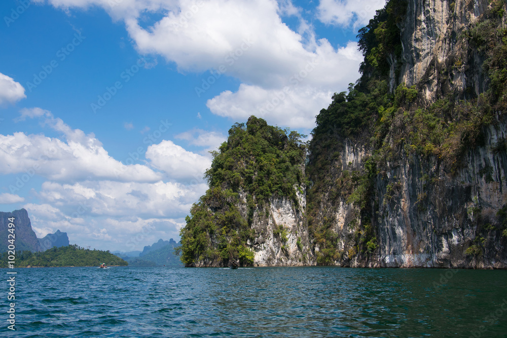 Naklejka premium Beautiful mountains in Ratchapraph Dam