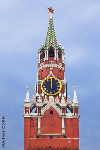 Fotografie The Spasskaya tower with the chiming clock of the Kremlin