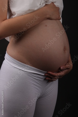 Junge Frau in der Schwangerschaft 