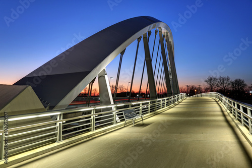 Canvas-taulu Main Street Bridge in Columbus, Ohio at dusk with vibrant sky