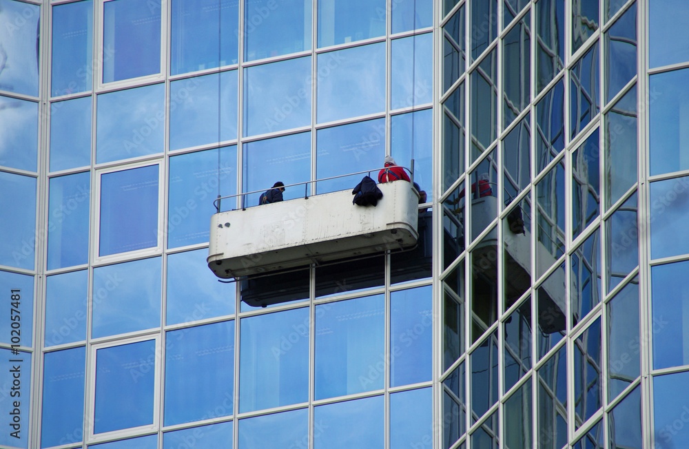 Fensterreinigung am Hochhaus Stock 写真 | Adobe Stock