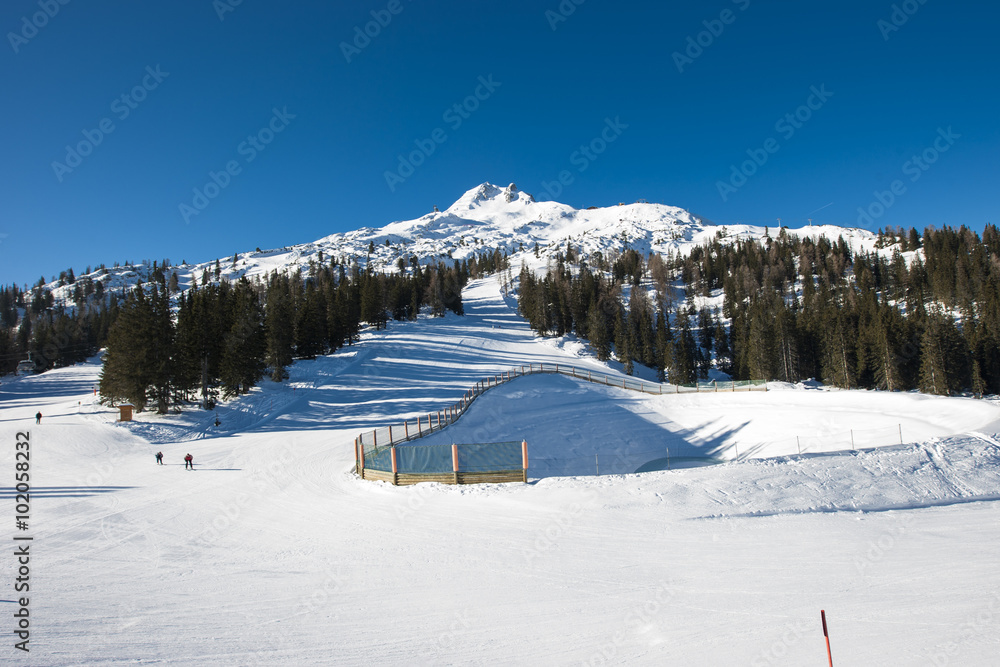 Blick von der Grubigalm auf den Grubigstein, 2233m, mit Liftstation und Skifahrern, Lermoos, Tirol, Österreich, Europa