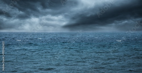 Tableau sur toile Stürmisches Meer mit bedeckten Himmel