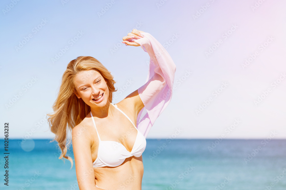 Naklejka premium Young woman relaxing on the beach