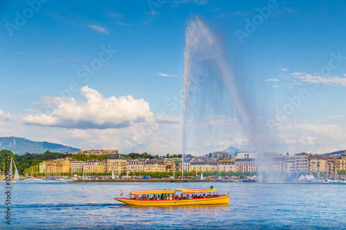 Obraz na płótnie City of Geneva with famous Jet d'Eau fountain, Switzerland w salonie
