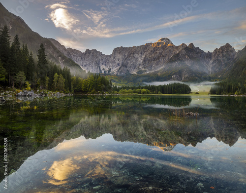 Świt nad górskim jeziorem w Alpach Julijskich,Włochy