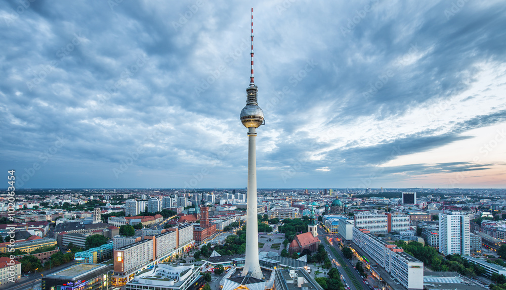 Obraz premium Panoramę Berlina z wieżą telewizyjną o zmierzchu, Niemcy