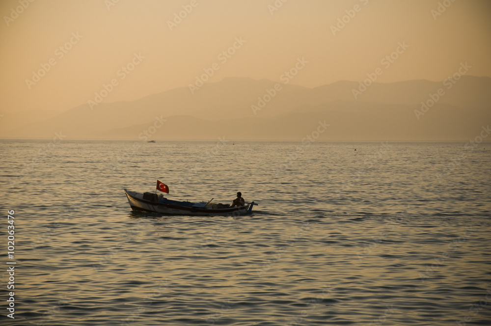 Turecka łódka i zachód słońca