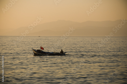 Turecka łódka i zachód słońca