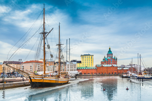 Obraz na plátně Helsinki harbor district with Uspenski cathedral in winter, Finland
