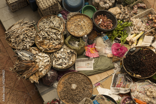 Pescado seco en el Mercado cubierto de frutas y verduras de la ciudad de Khota Baru, Malasia 