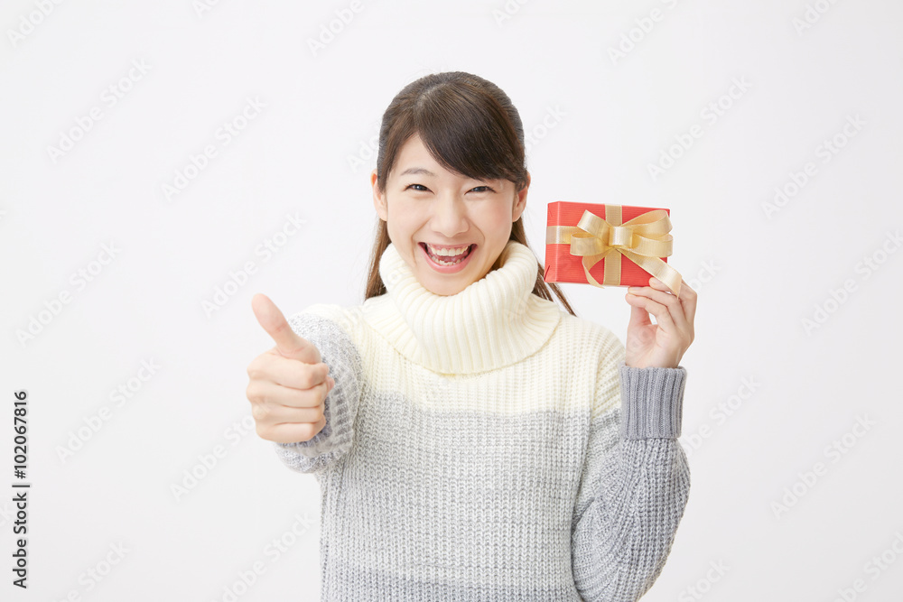 プレゼントを持つ女性　グッドサイン