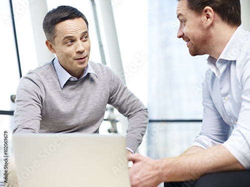 Billede på lærred business persons chatting gossiping in office