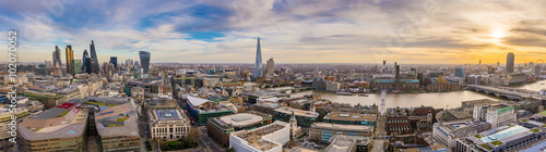 Panoramiczna panorama wschodniego i południowego Londynu o zachodzie słońca. Ten szeroki widok obejmuje słynny wieżowiec dzielnicy finansowej Bank