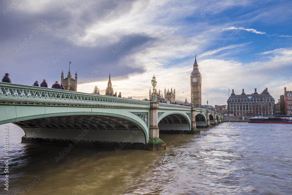 Obraz premium Westminster Bridge, Houses of Parliament i Big Ben z pięknym niebem o zachodzie słońca - Londyn, Wielka Brytania
