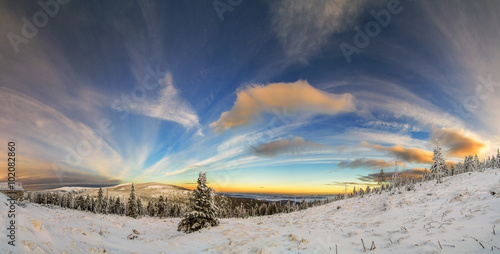 Fototapeta Naklejka Na Ścianę i Meble -  Panorama krajobraz górski zima wschód słońca