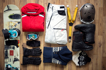 Fotobehang Wintersport Reisspullen uitgestald op houten vloer  © luckybusiness