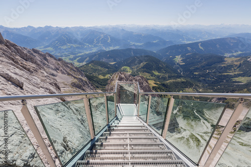 Foto Steps to a hanging lookout of alpine landscape seen from Dachste