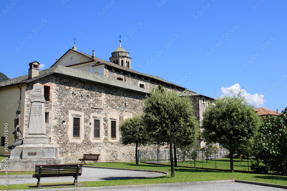 Alte, historische Kirche in Gravedona am Comer See