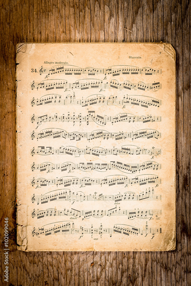 Obraz premium Old music notes on old table