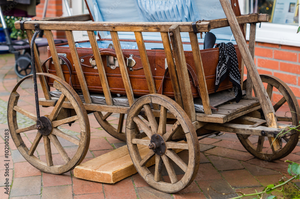 Alter Holzwagen mit Koffer
