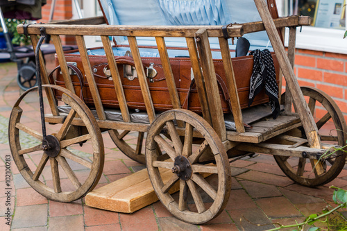 Alter Holzwagen mit Koffer photo