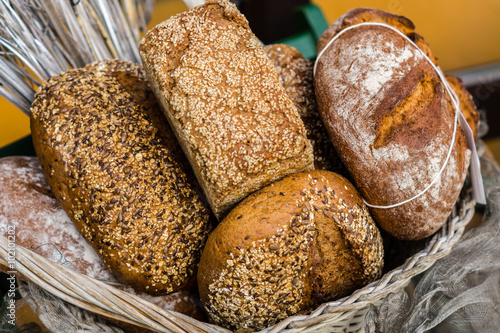 Brotkorb mit verschiedenen Broten