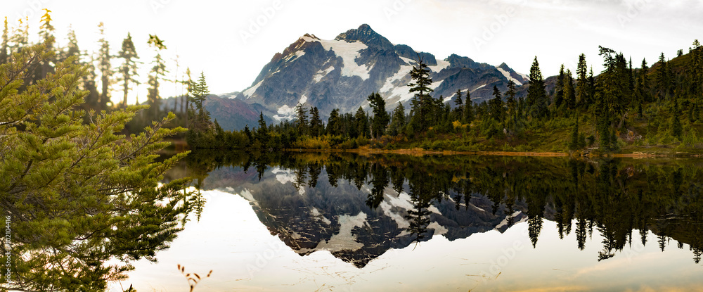 Fototapeta premium Mt Shuksan Picture Lake Landscape at Mount Baker, Washington State