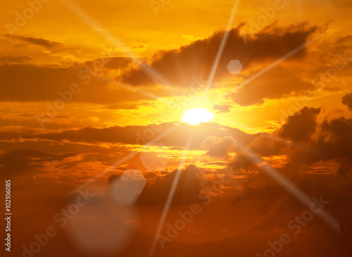 Fototapeta Piękny spokojny zachód słońca - jasne słońce, żółte promienie z widokiem