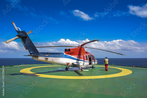 Photos Cheif of helipad jack up oil rig crew walk around to check helic