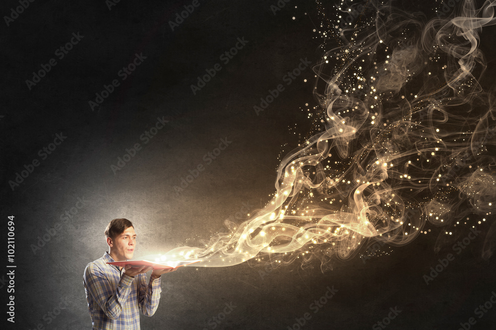 Obraz premium Guy with opened book