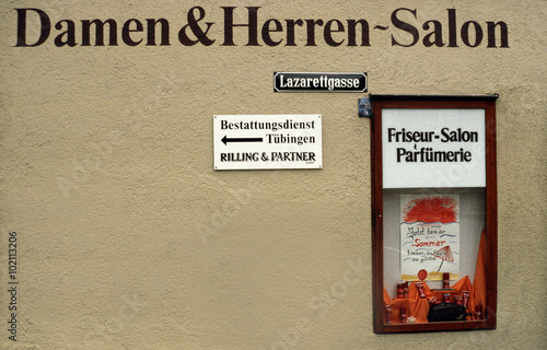 Canvas Print Friseursalon mit Schildern Lazarettgasse und Bestattungsinstitut