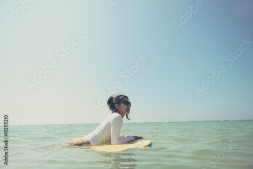 海でボディーボードをしている女性 photo