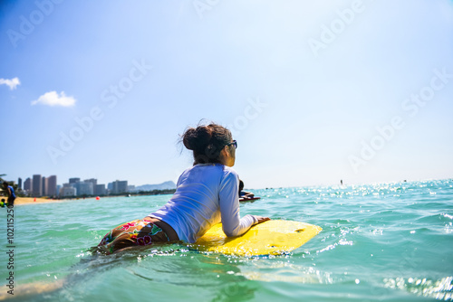 海でボディーボードをしている女性