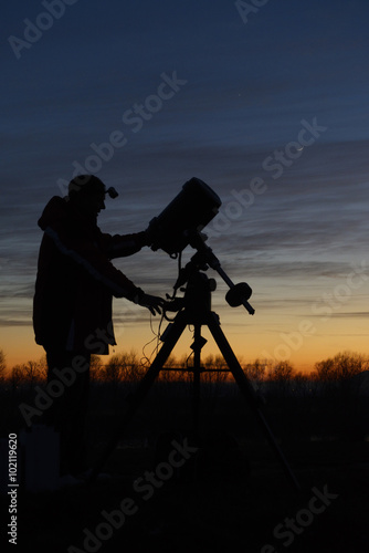 Tableau sur toile Amateur astronomer with his telescope